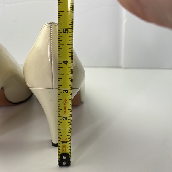 Classic Vintage Ferragamo off white 3" heels - Picture 5 of 9